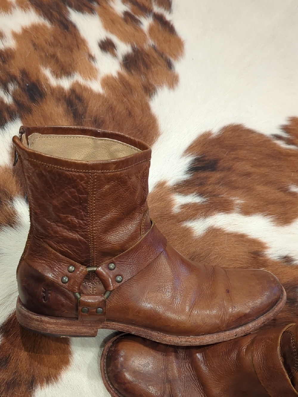 Frye Phillip Harness classic ankle boot featuring a Vintage Leather Construction - Picture 9 of 16